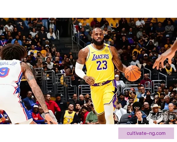 湖人队迎来大交易风暴 詹姆斯与戴维斯联手换新星助力总冠军冲刺